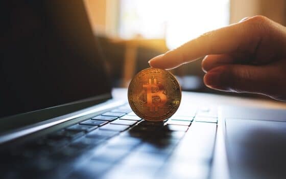 Bitcoin cobra más fuerza en Colombia tras fallas en su sistema bancario