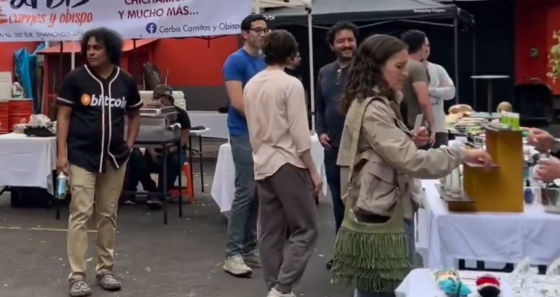 Decenas de personas pagan con bitcoin en bazar de Navidad en México